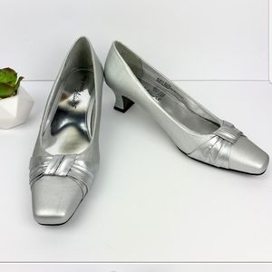 silver pumps wide width